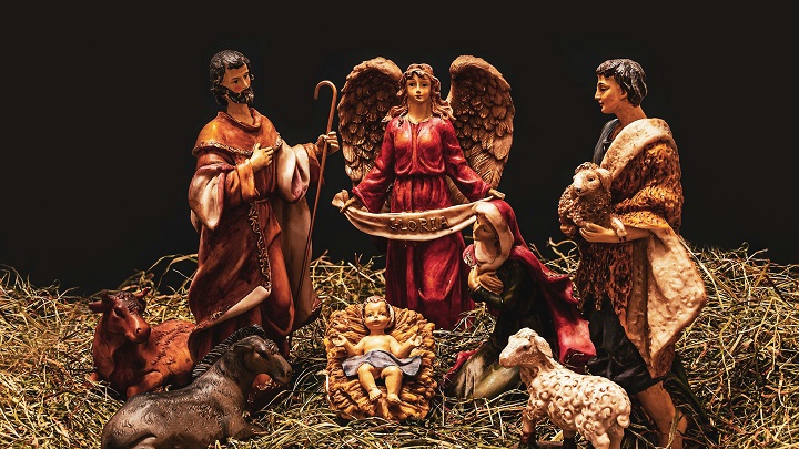 Scena narodzenia Jezusa: Maryja, Józef, Dzieciątko, anioł, pasterze oraz zwierzęta jak osioł, krowa i owca. Anioł z napisem "Gloria".